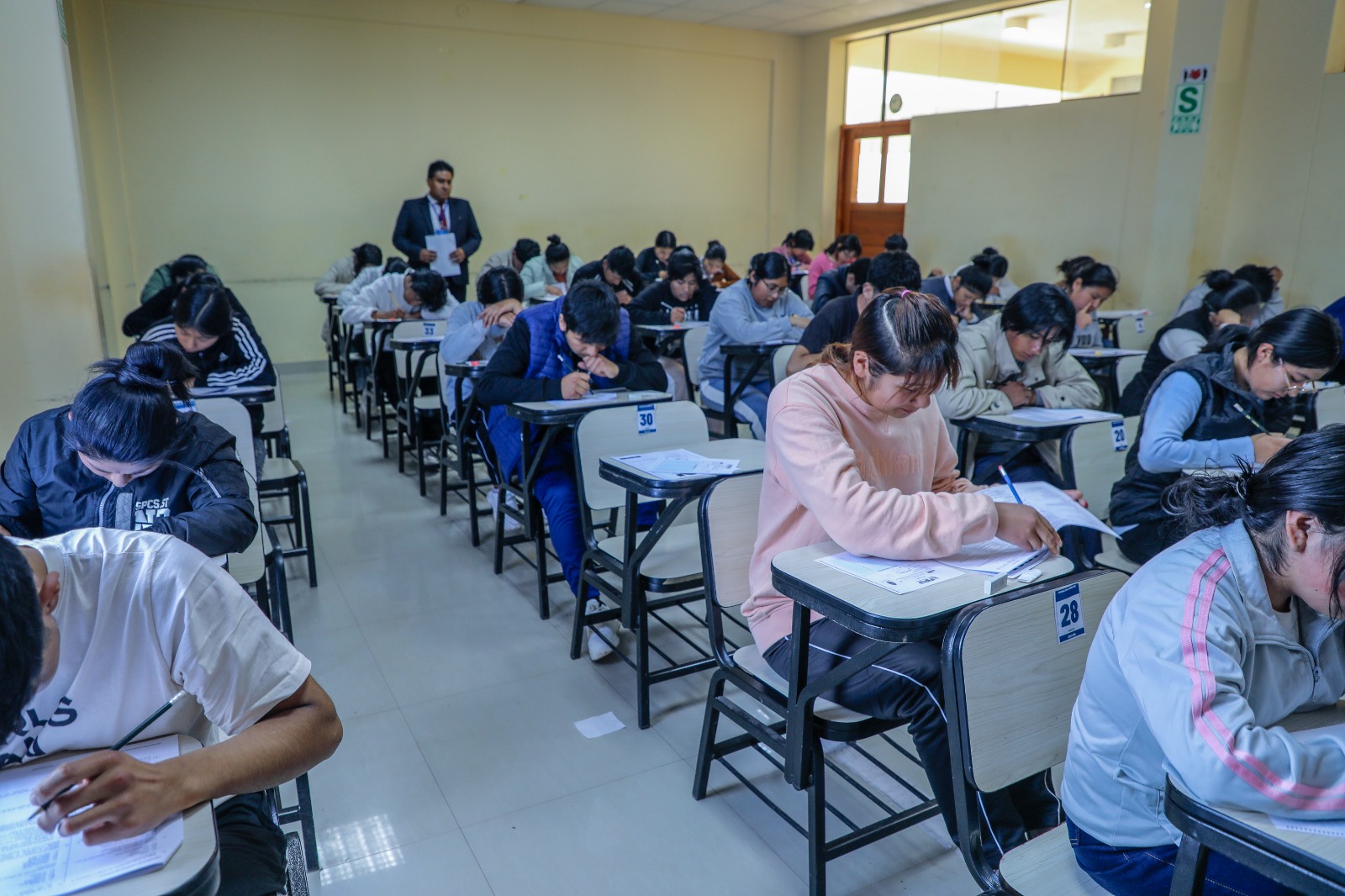 n una jornada marcada por el orden y la transparencia, la Universidad Nacional de Juliaca (UNAJ)