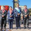 La rectora de la UNAJ, Dra. Vilma Sarmiento Mamani, participó en la ceremonia de izamiento del Pabellón Nacional y en la colocación de una ofrenda floral 